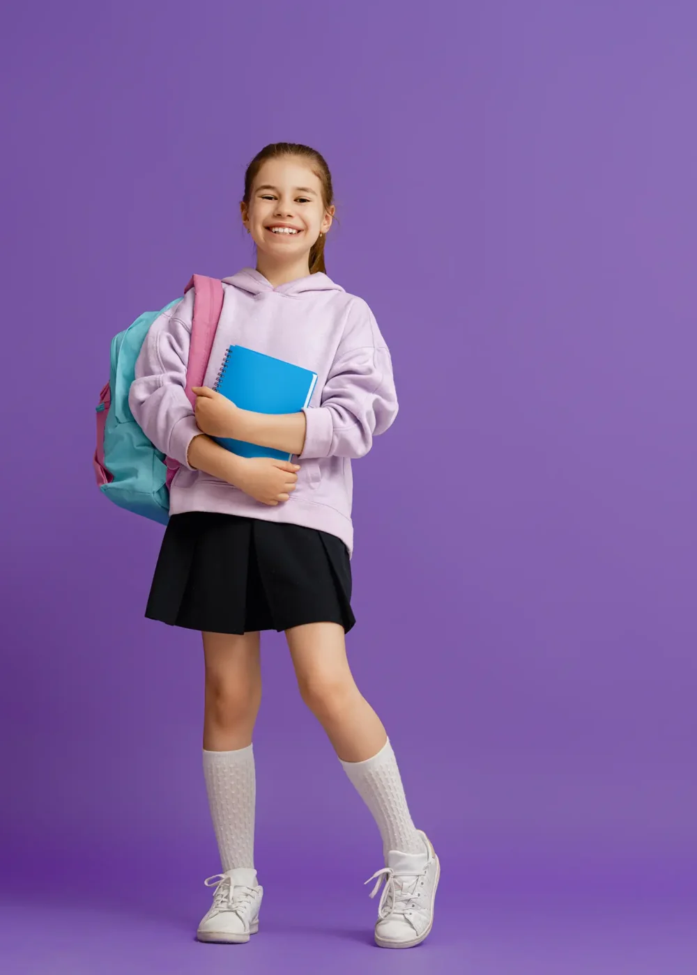 kid-with-backpack-on-color-background-2022-08-24-09-44-07-utc copia