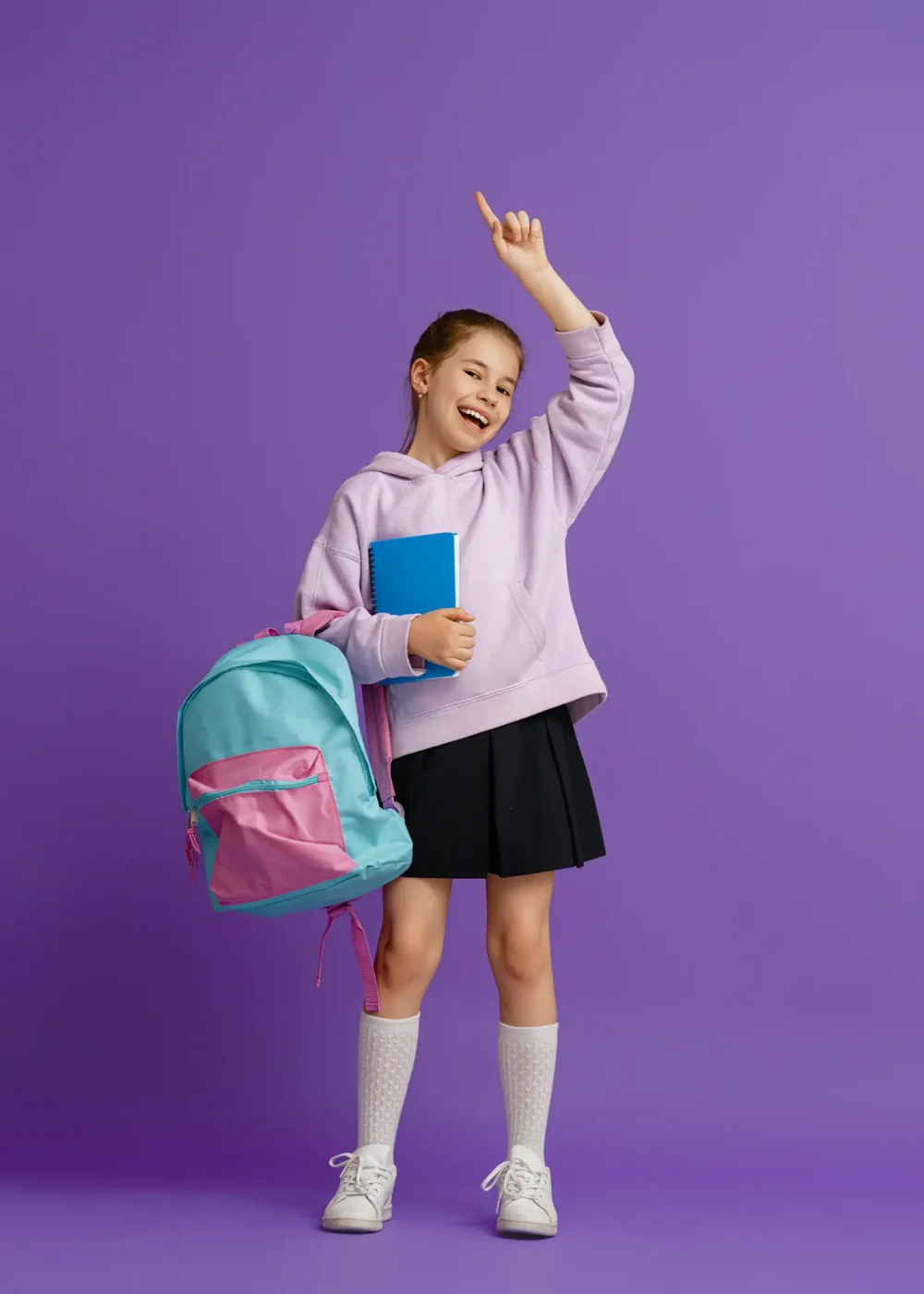 kid-with-backpack-on-color-background-2022-08-29-18-27-39-utc copia